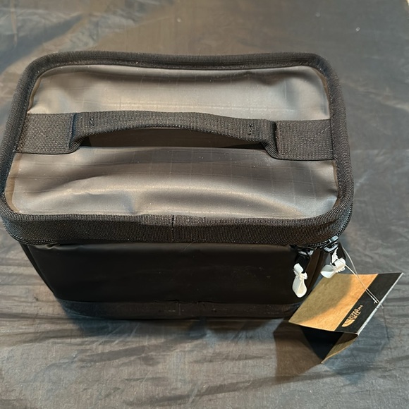 New The North Face Base Camp Voyager Black Lunch Cooler One Size NWT - Picture 14 of 15